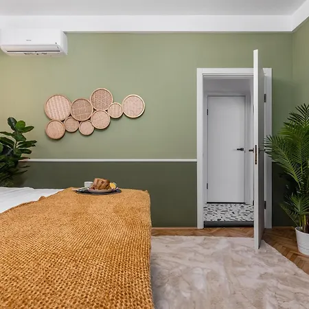 Birds Of Paradise Apartment